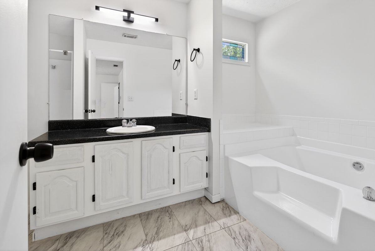 11525 Matthews Trl - Photo 2 of 40
