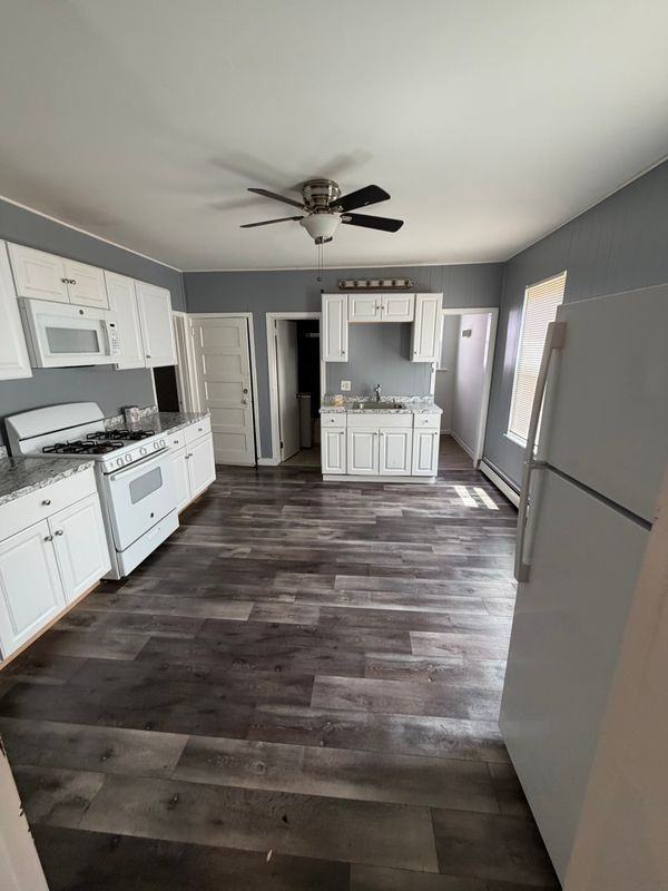 53 Carlton St - Photo 4 of 12