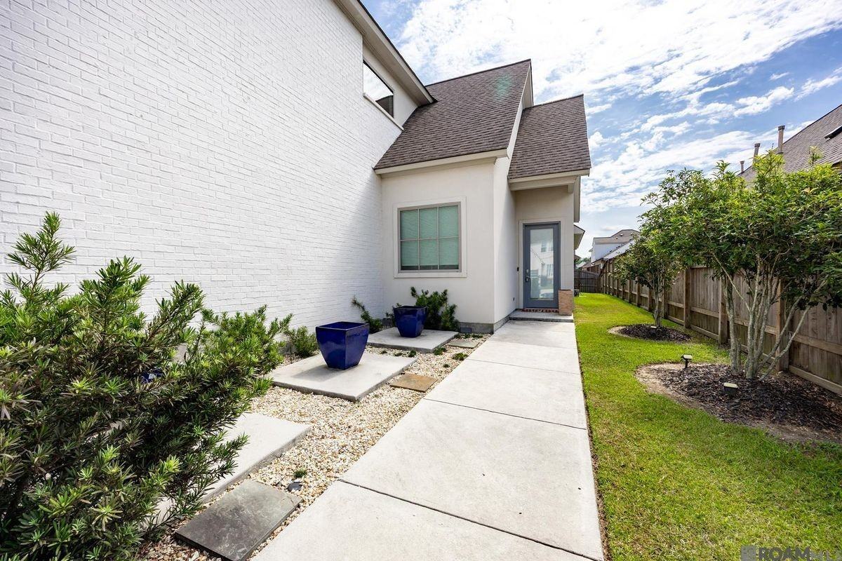 8543 Landau Dr - Photo 3 of 32