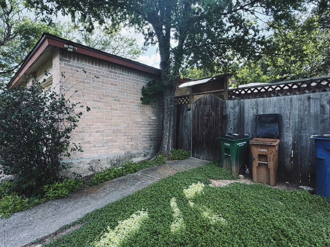 9906 Hundred Oaks Cir ##B - Photo 3 of 27
