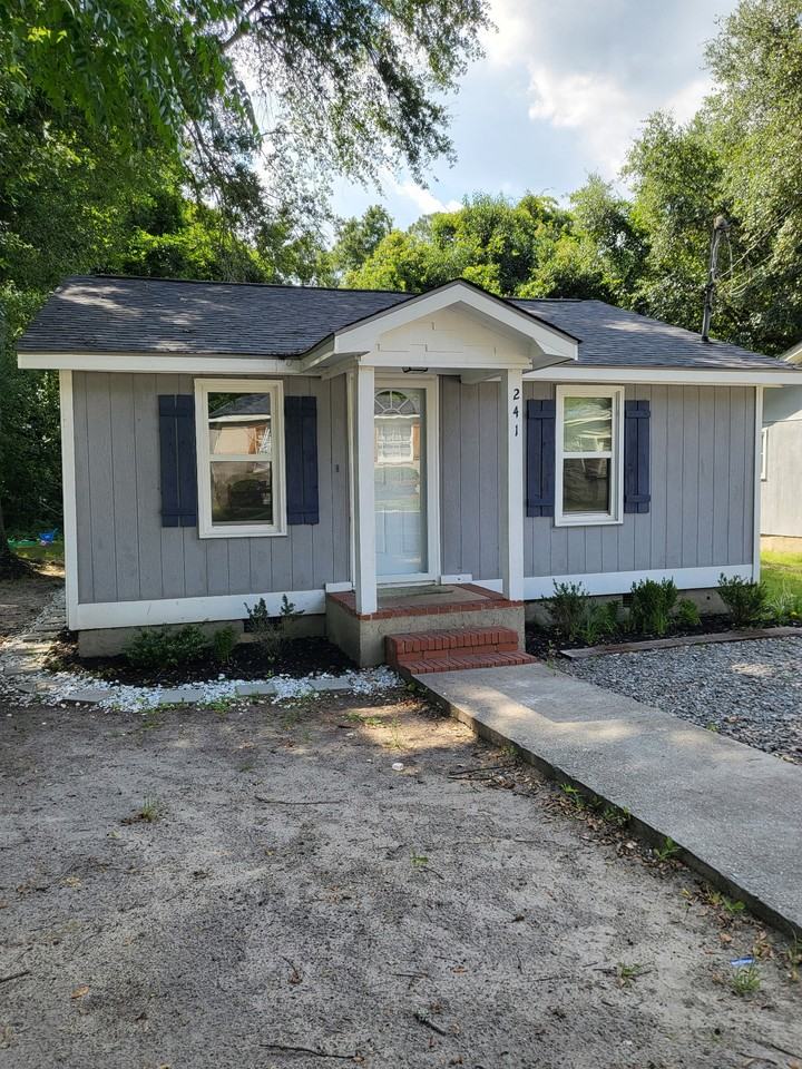 241 Cherokee St Se - Photo 2 of 3