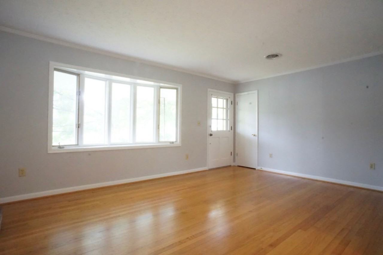 1105 Robin Rd - Photo 3 of 13