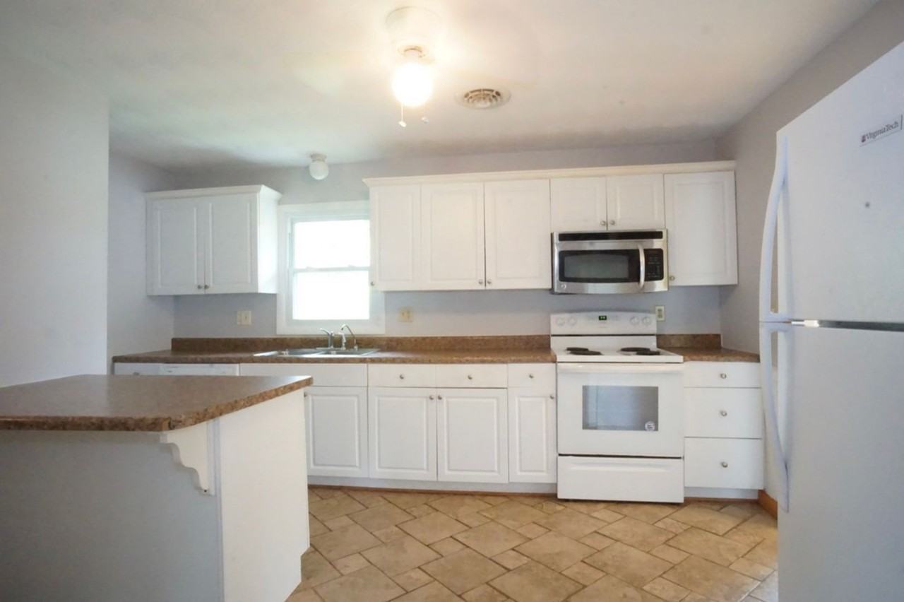 1105 Robin Rd - Photo 6 of 13