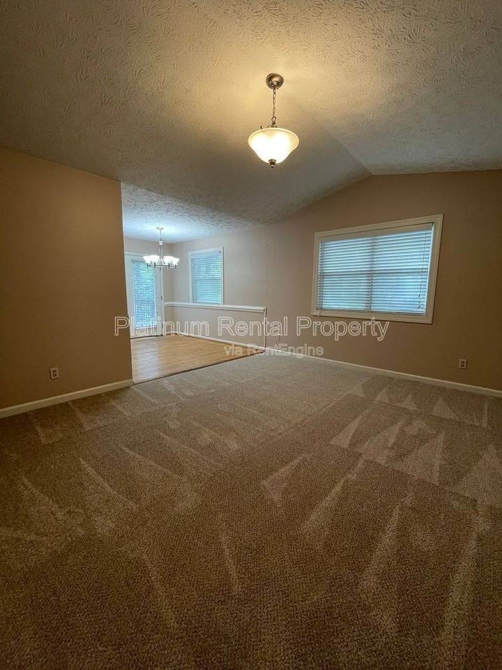 268 Jennifer Ct - Photo 3 of 10