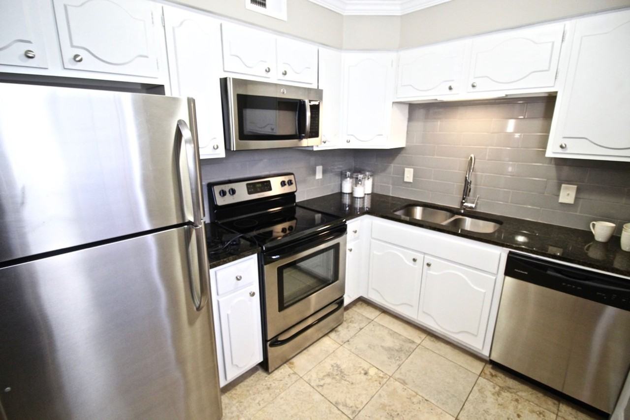 Plaza 44 Apartments - Photo 6 of 19