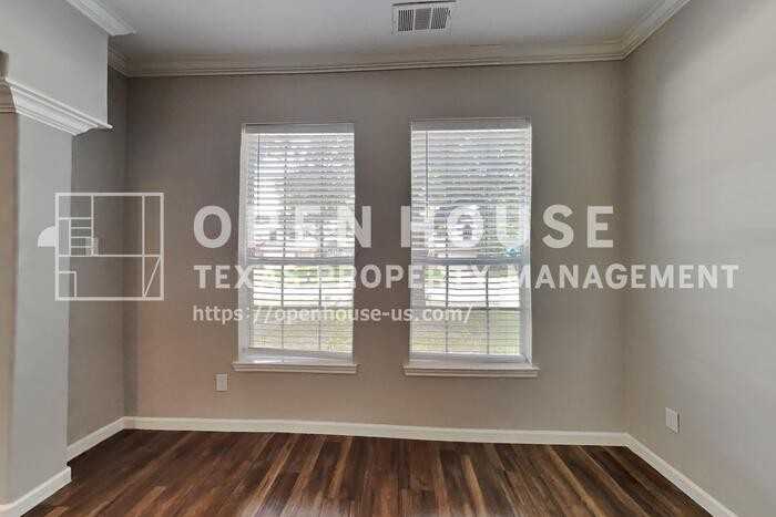 10051 Rio Bravo Rd - Photo 4 of 21