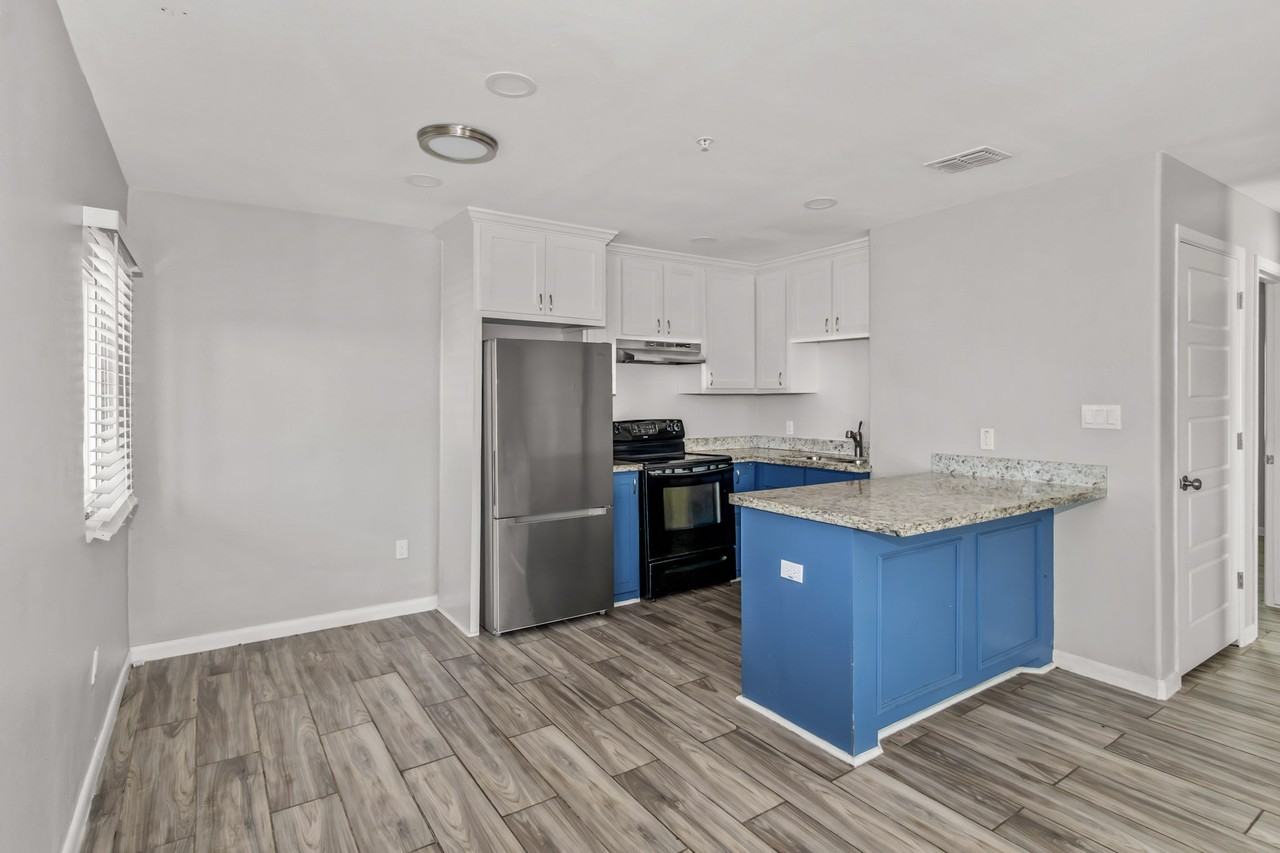 607 East Washington Street - Photo 4 of 17