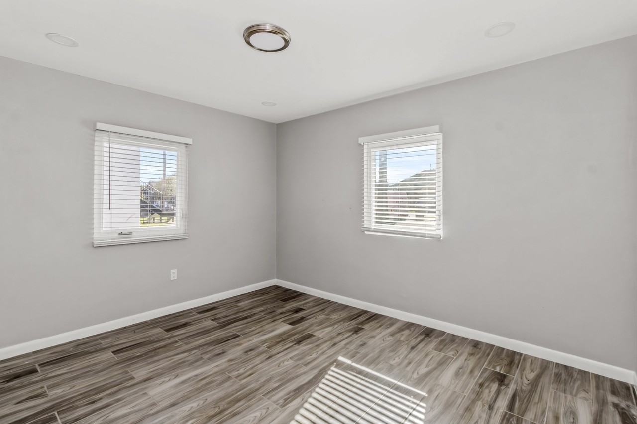 607 East Washington Street - Photo 5 of 17