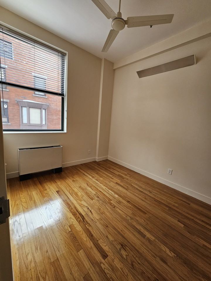 68-70 Bank St - Photo 2 of 6