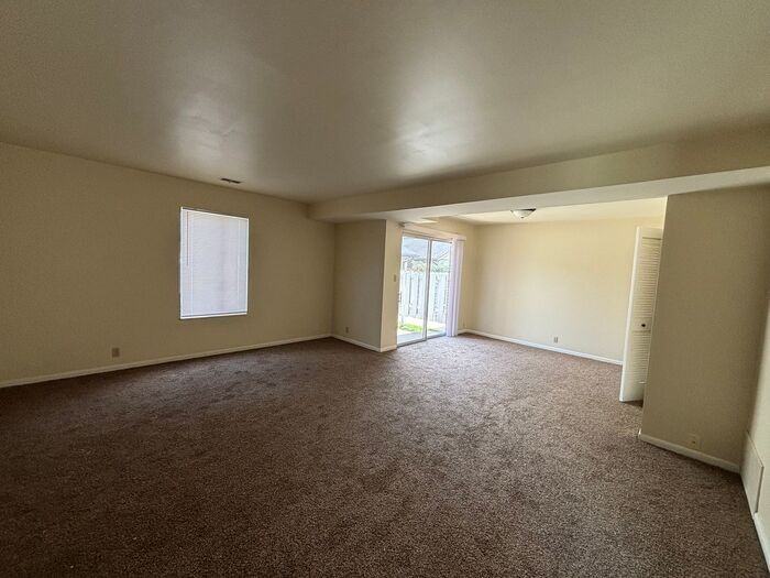 2901 Poplar St #B - Photo 3 of 16