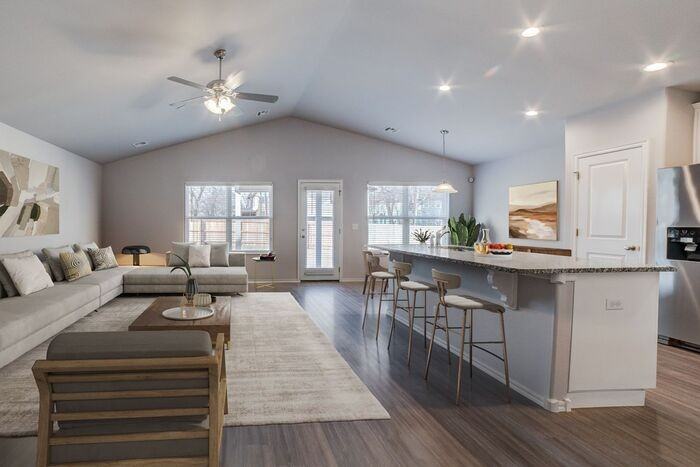 1152 N Main St - Photo 3 of 12
