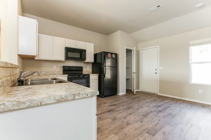 1056 Huntington Dr - Photo 5 of 11