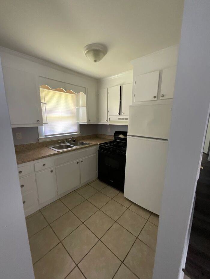 243 Edison Ave - Photo 4 of 20