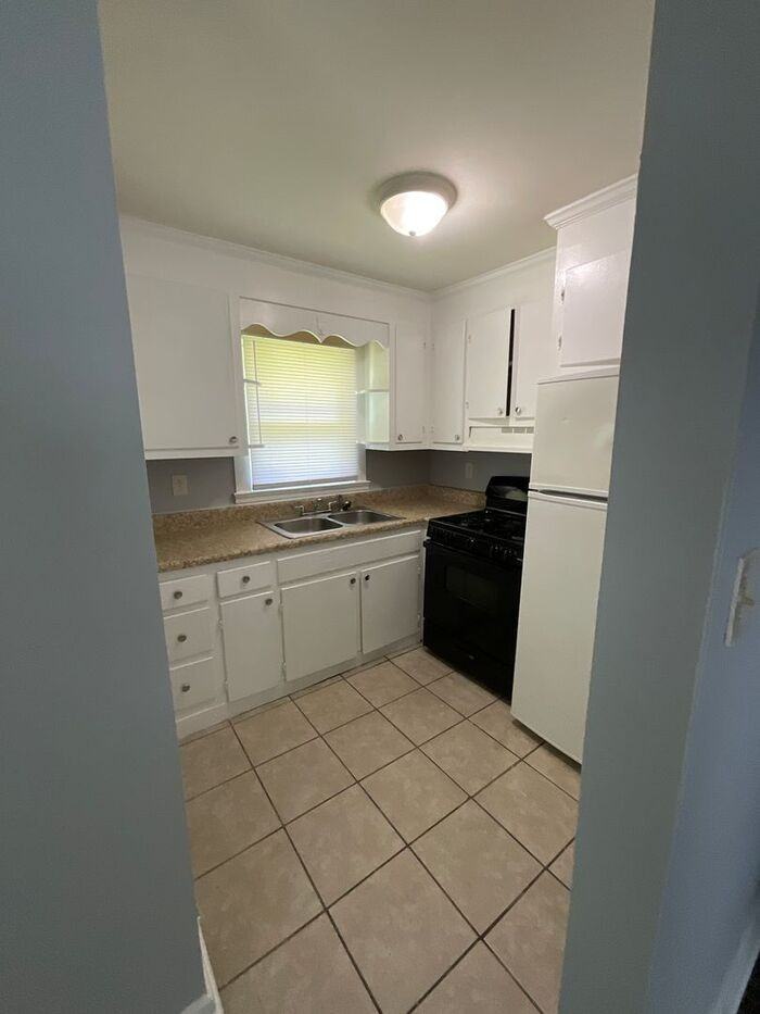 243 Edison Ave - Photo 5 of 20