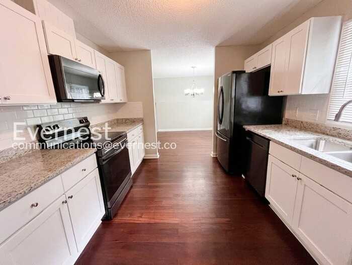 400 Wilcrest Dr - Photo 7 of 28