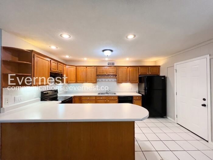 6375 Greenbriar Dr - Photo 6 of 15