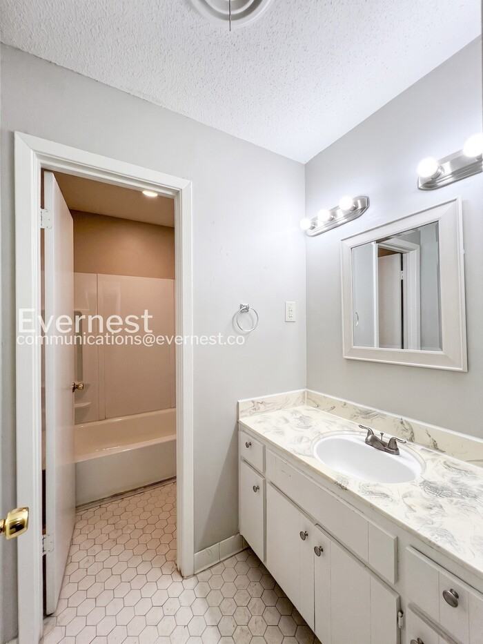 6375 Greenbriar Dr - Photo 7 of 15