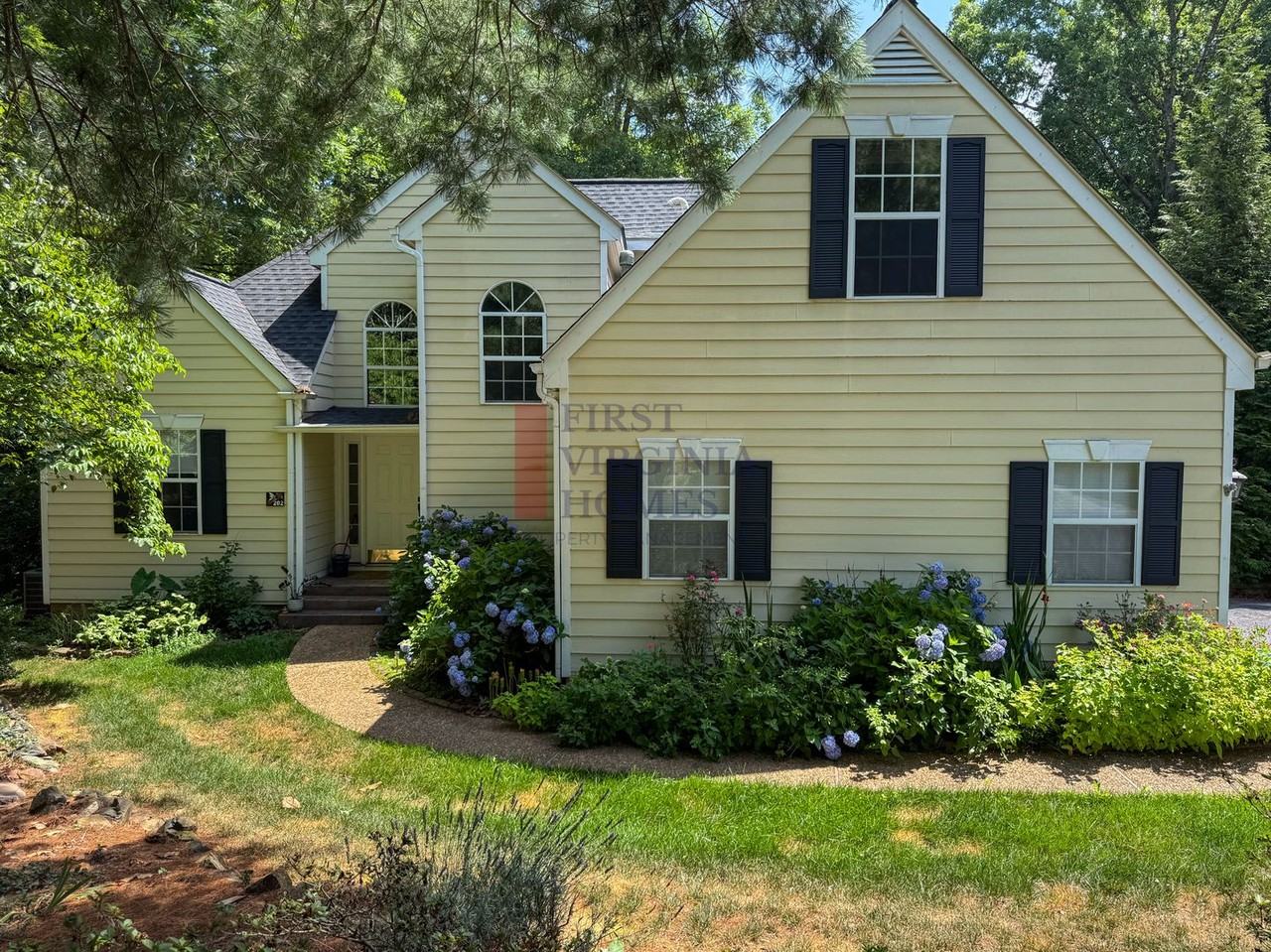 202 Blackthorn Ln - Photo 2 of 29