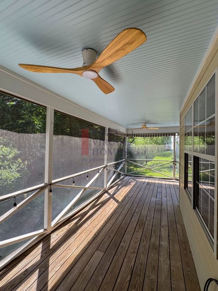 202 Blackthorn Ln - Photo 4 of 29