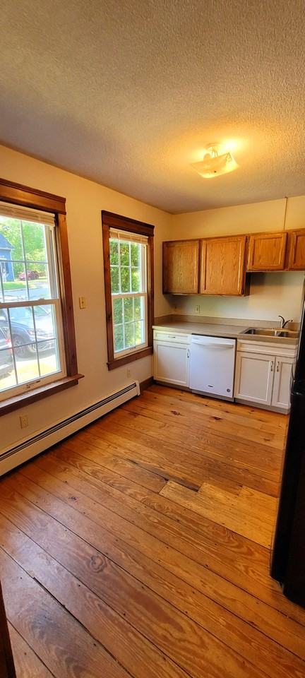 Pine St #B - Photo 2 of 16