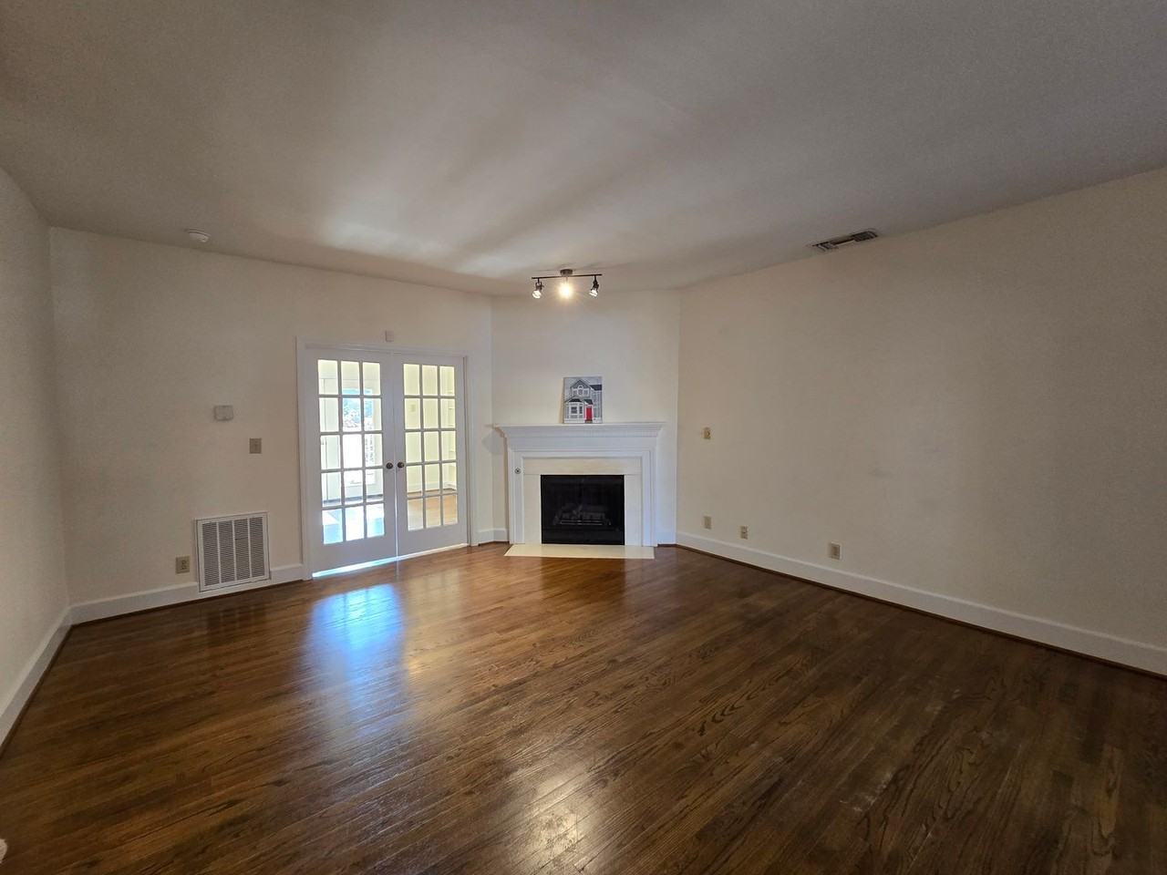 733 Victorian Pl - Photo 2 of 21