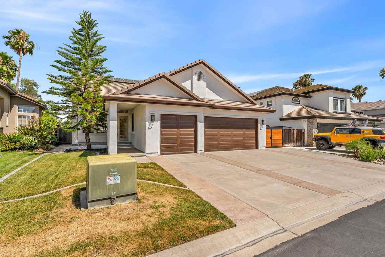 2317 Wayfarer Dr - Photo 3 of 50