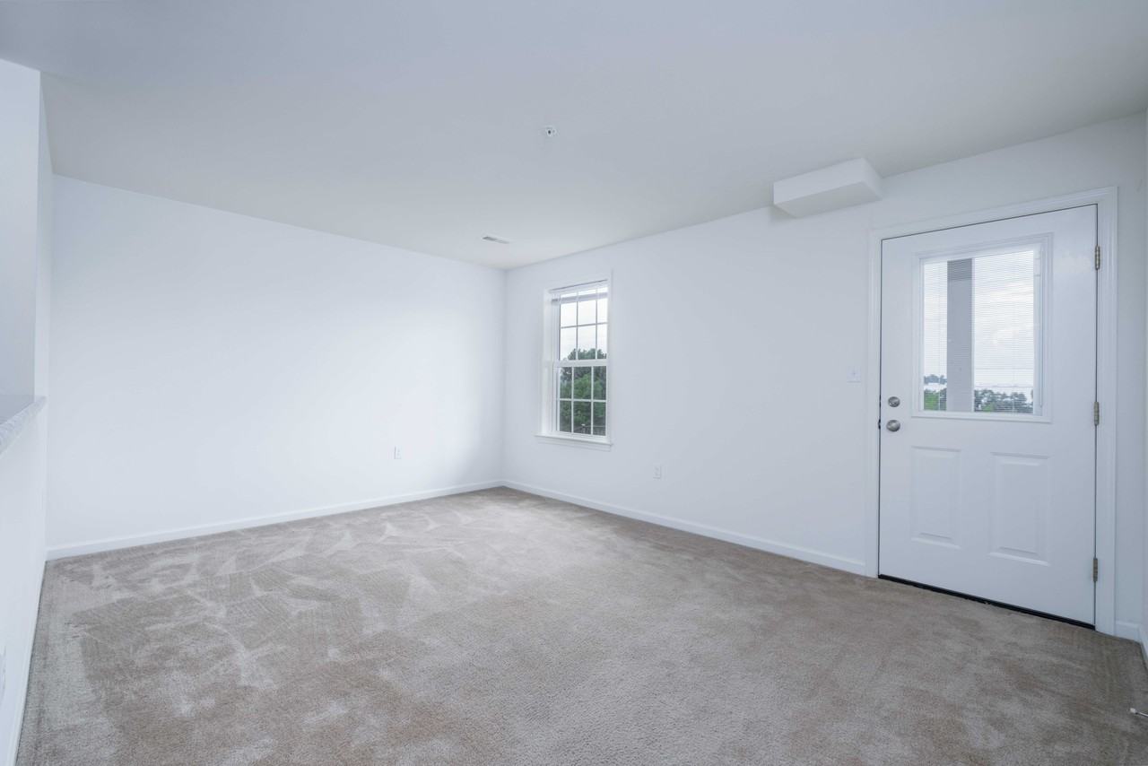 250 Oakridge Dr - Photo 4 of 12