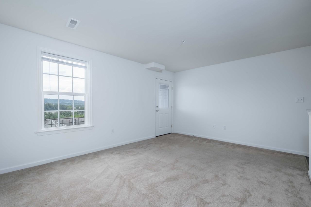 250 Oakridge Dr - Photo 5 of 12