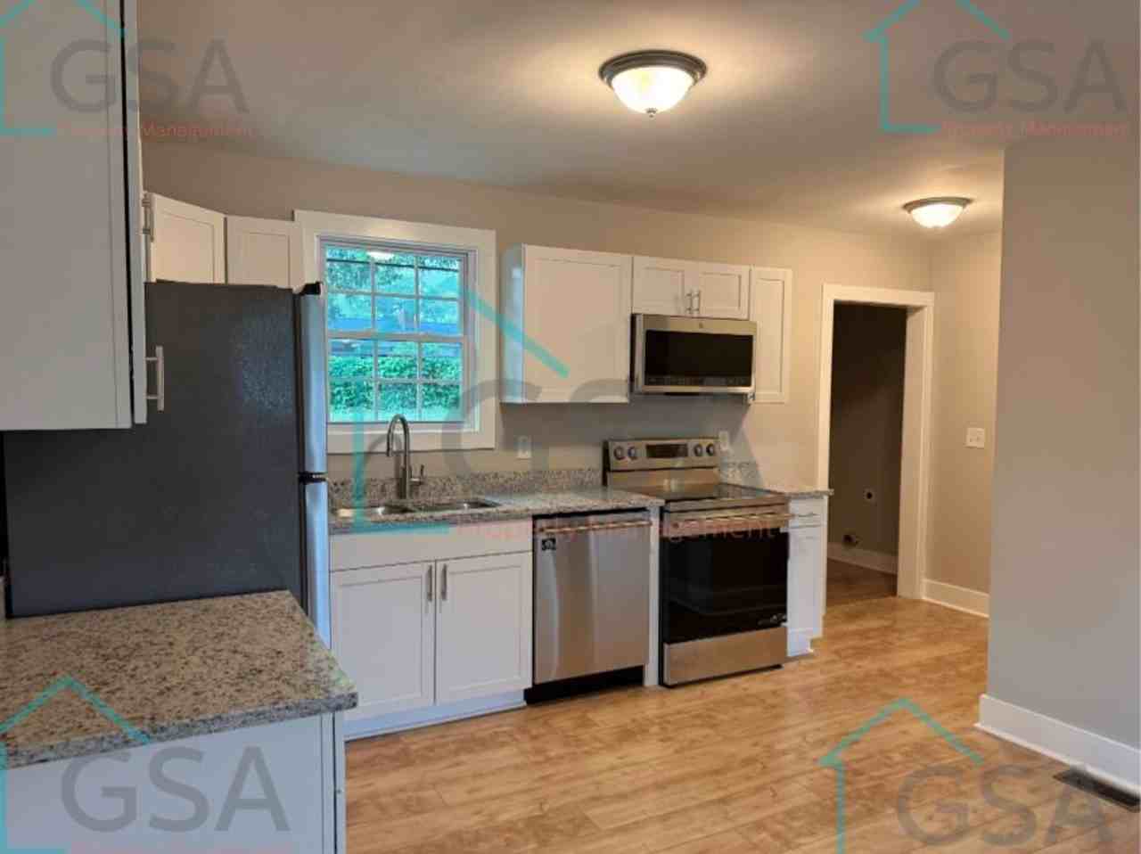 694 Saxon Ave - Photo 4 of 24