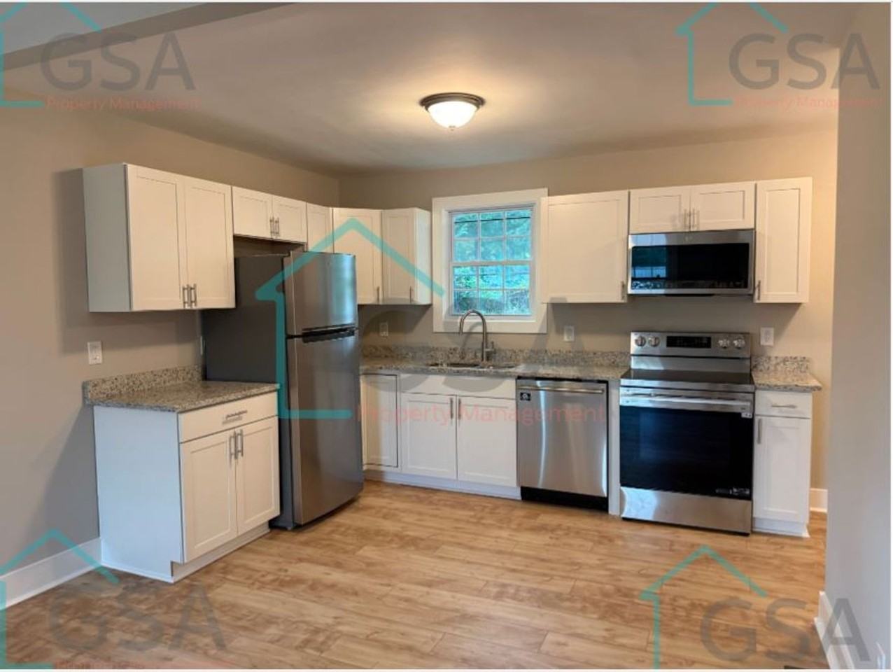 694 Saxon Ave - Photo 5 of 24