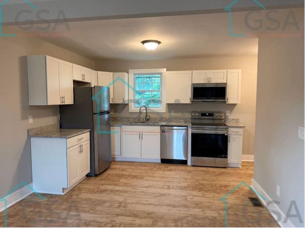 694 Saxon Ave - Photo 6 of 24