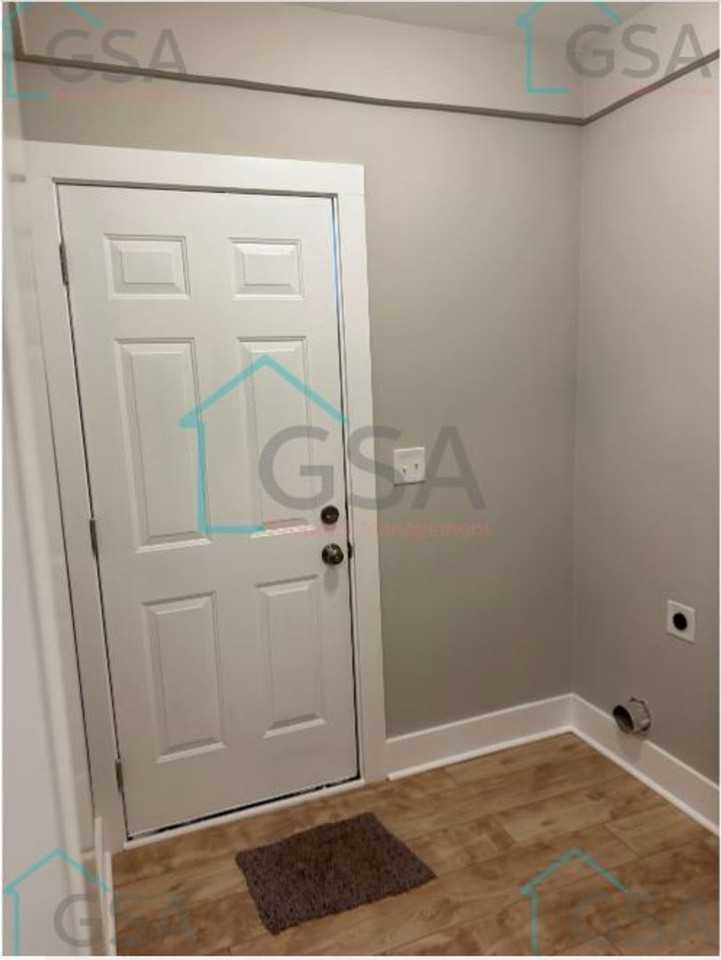 694 Saxon Ave - Photo 7 of 24