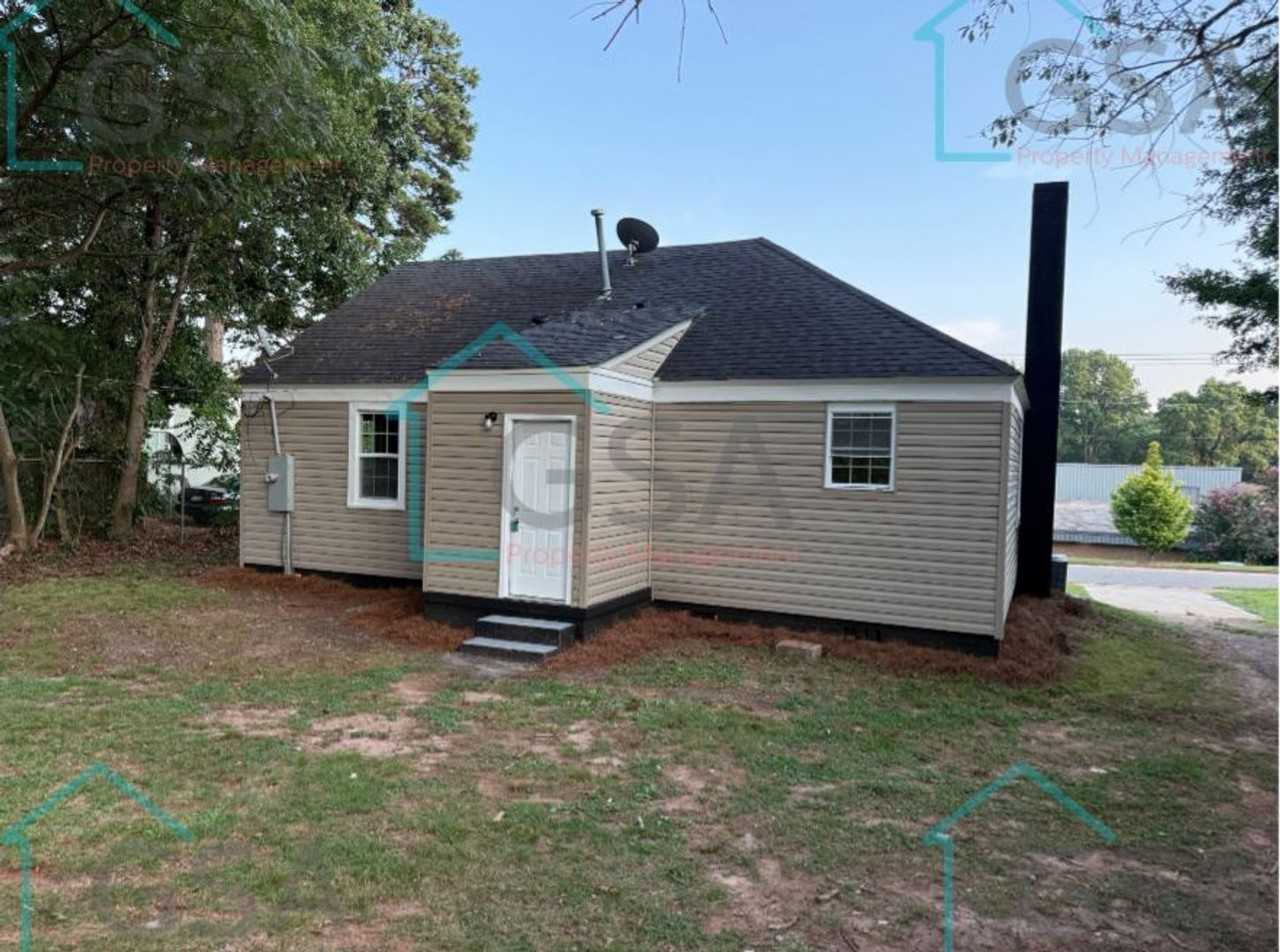 694 Saxon Ave - Photo 4 of 22