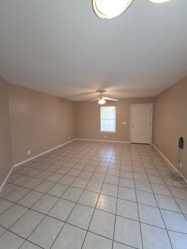 915 S Oswego Ave - Photo 3 of 16