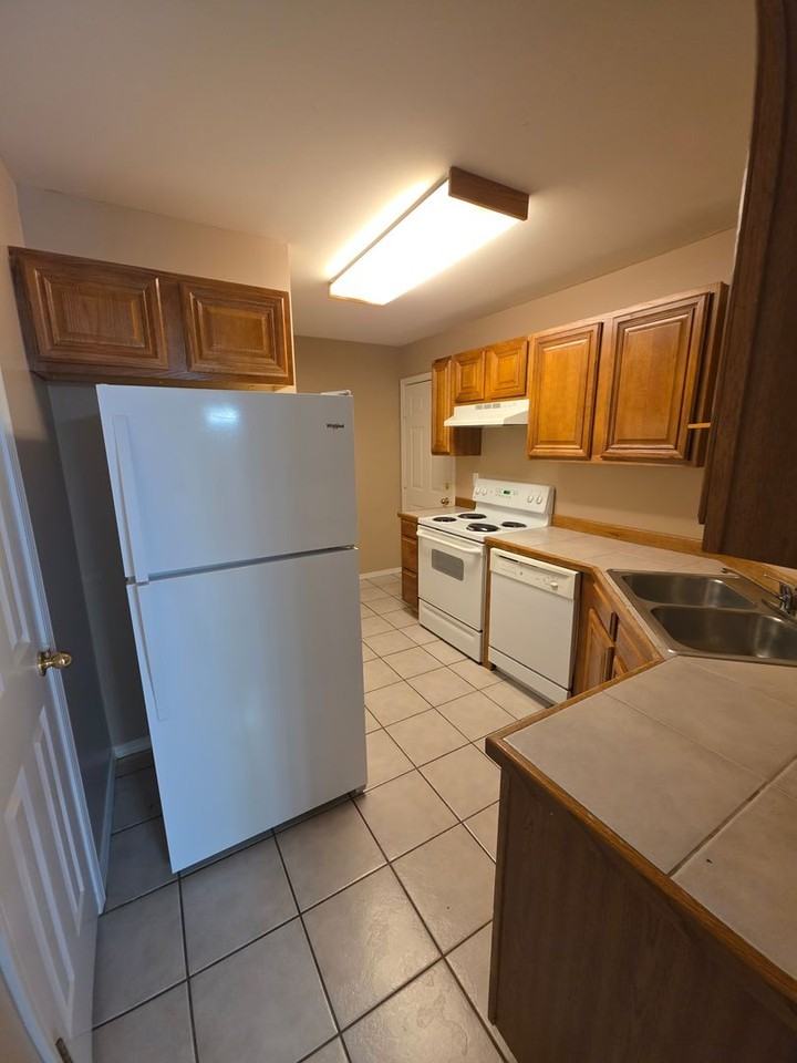 915 S Oswego Ave - Photo 4 of 16