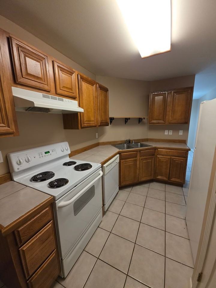 915 S Oswego Ave - Photo 6 of 16