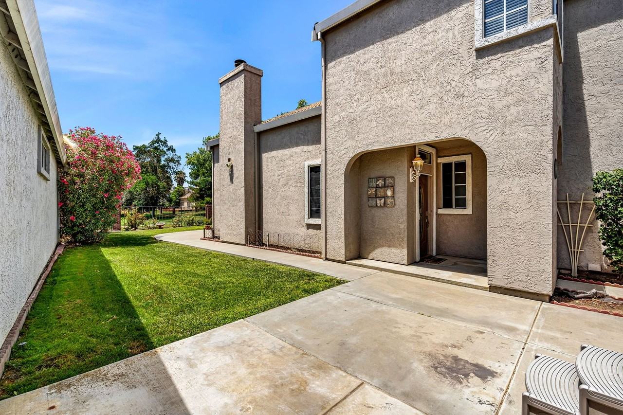 2451 Cherry Hills Dr - Photo 4 of 44