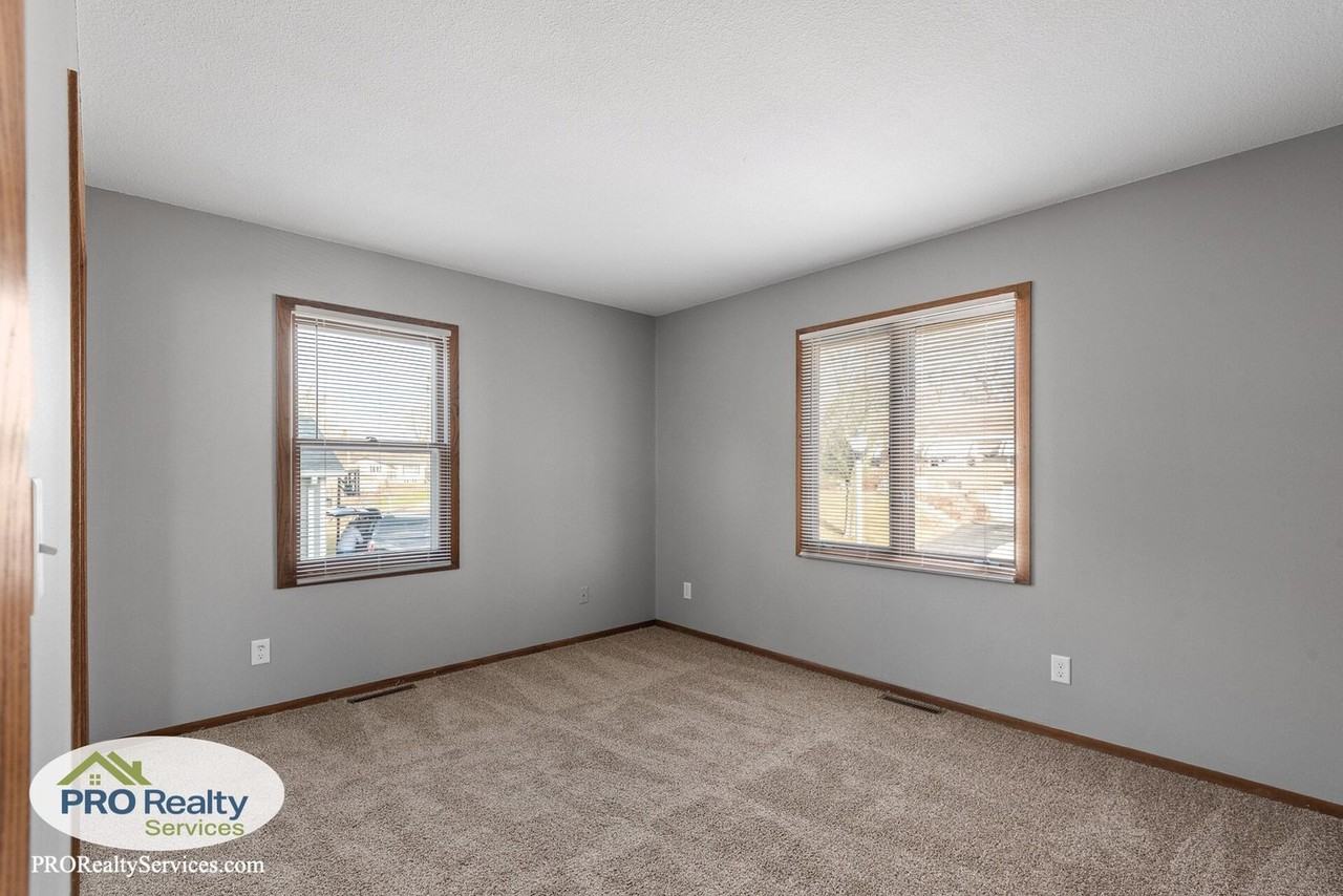630 Grafton Ave N - Photo 6 of 27