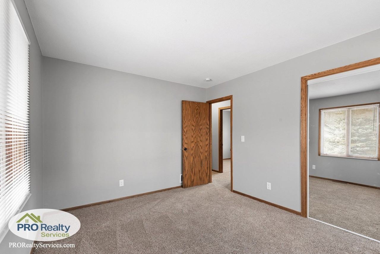 630 Grafton Ave N - Photo 7 of 27