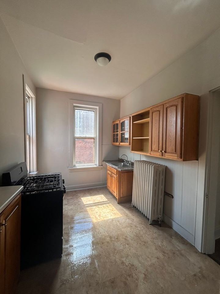 601 W Wayne St - Photo 3 of 12
