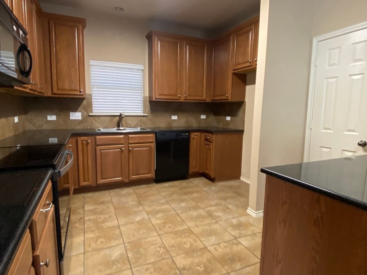 1501 Big Thicket Dr - Photo 4 of 26