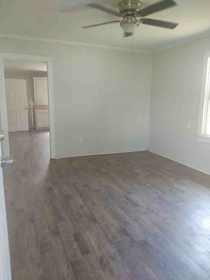 209 Sonny St - Photo 5 of 8