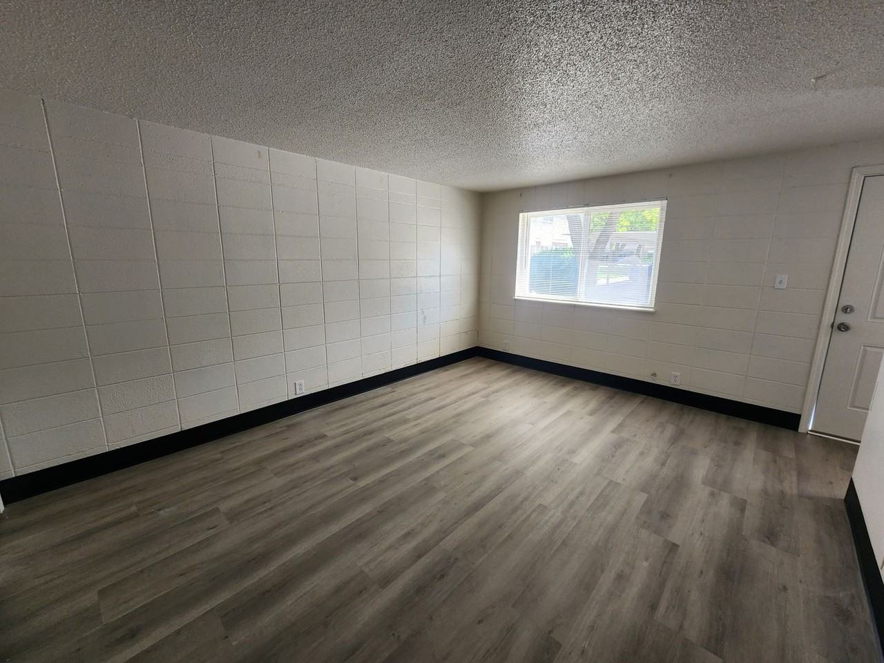 896 S Curtis Rd - Photo 3 of 10