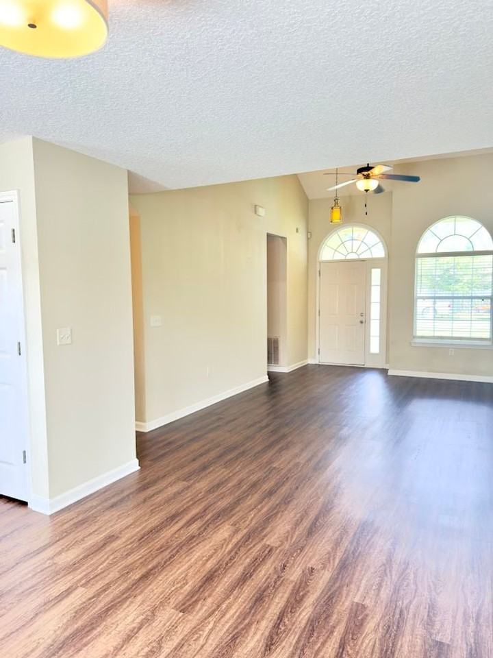 138 Hamilton Dr - Photo 3 of 18