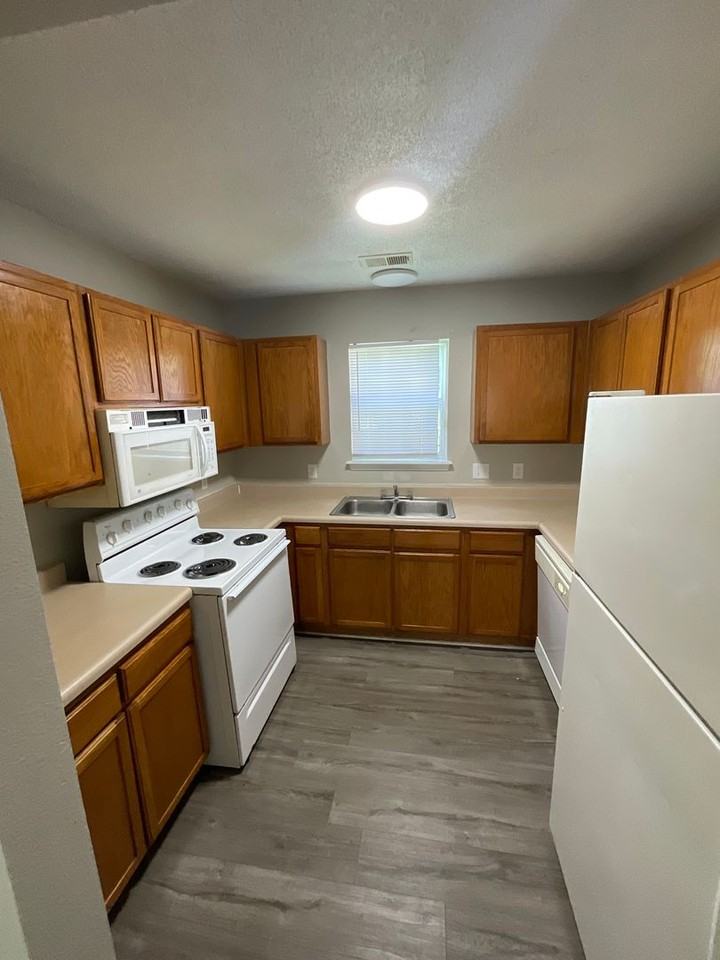 854 Eugene St - Photo 4 of 19