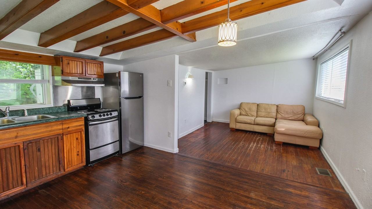 1709 Cloverlawn Ave - Photo 4 of 10