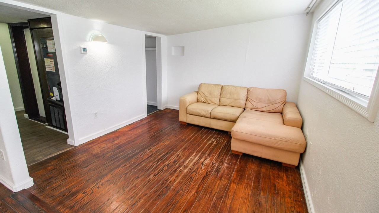1709 Cloverlawn Ave - Photo 5 of 10