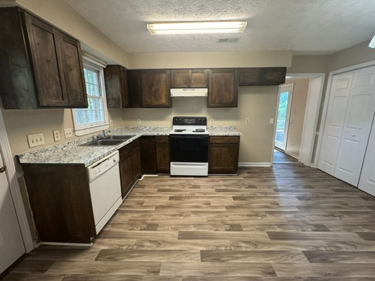 228 Hearthstone Dr - Photo 4 of 11