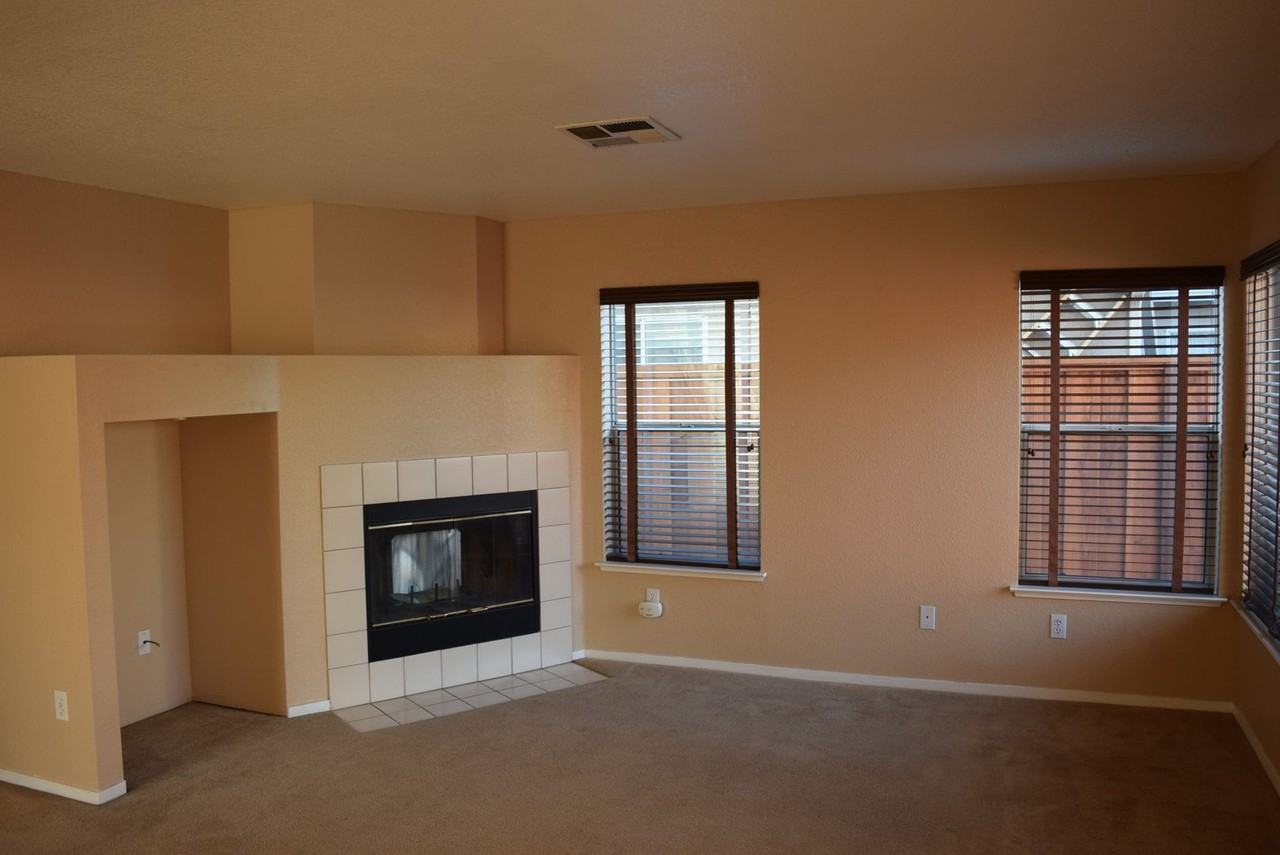 541 Pombo Square Dr - Photo 4 of 14