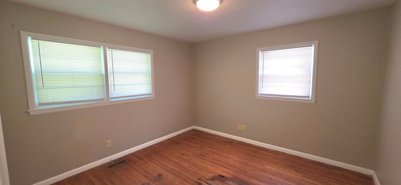 1441 S Barnes Ave - Photo 4 of 10